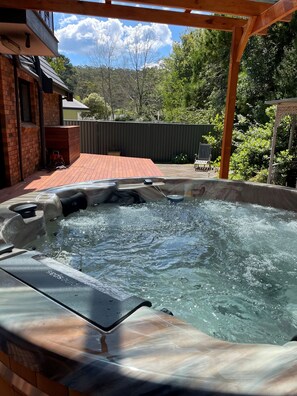 Bañera de hidromasaje al aire libre