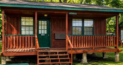 Admirals Cabin - Cozy cabin with a waterfront view.