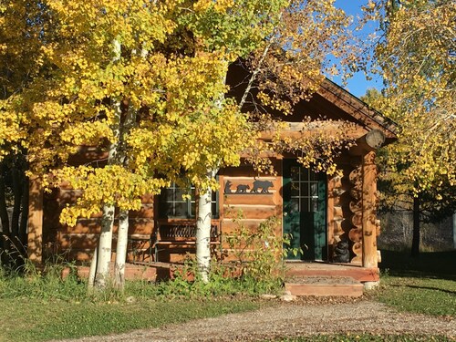 Enjoyable 1-bedroom “Mallard” Log Cabin in Ririe