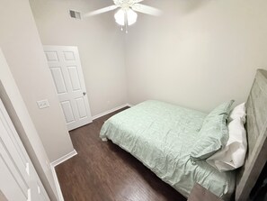 2 chambres, fer et planche à repasser, Wi-Fi gratuit, draps fournis