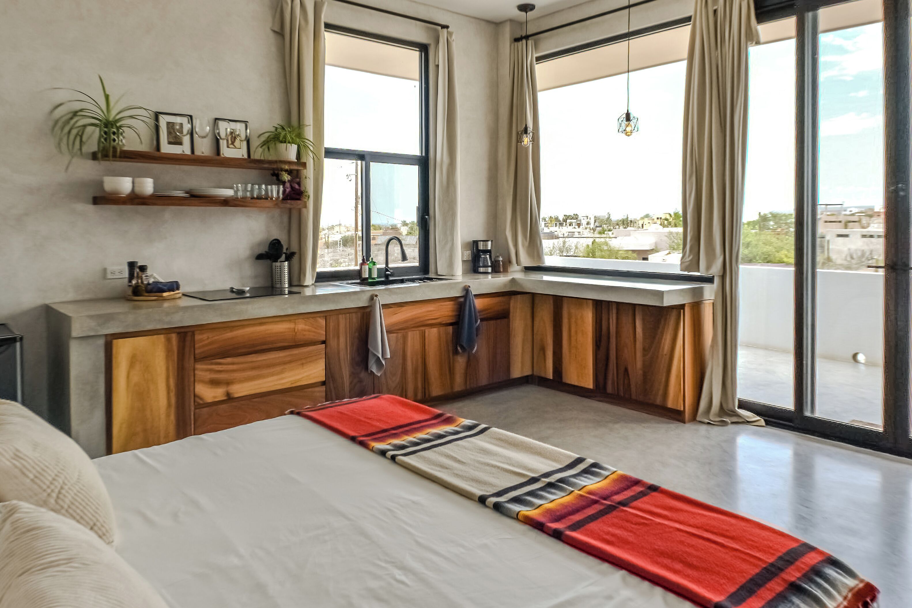 1 多间卧室、客房内保险箱、办  公桌、免费 WiFi