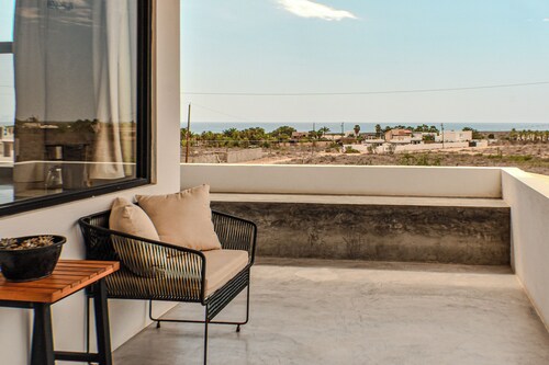 Trendy studio with incredible ocean views