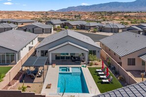 Una piscina al aire libre, una piscina climatizada