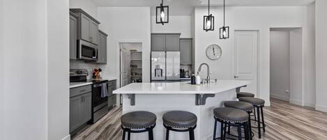 Réfrigérateur, micro-ondes, four, plaque de cuisson