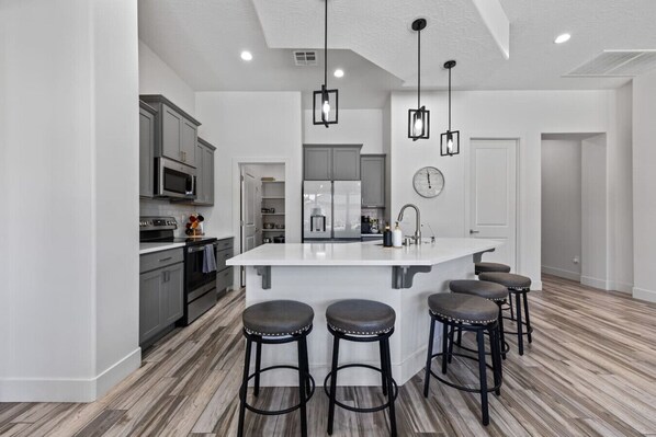 Réfrigérateur, micro-ondes, four, plaque de cuisson