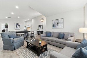 スマートテレビ、暖炉、書庫