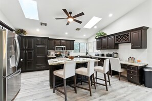 Refrigerador, microondas, horno, placa de cocina