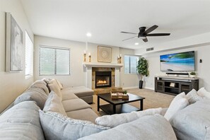 スマートテレビ、暖炉、書庫