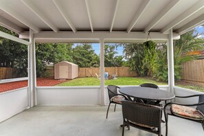 Outdoor dining - Cozy Coastal Holiday Hideaway (Jupiter)