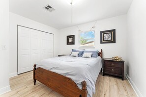 3 bedrooms, iron/ironing board, free WiFi, bed sheets - Cozy Coastal Holiday Hideaway (Jupiter)