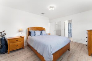 3 bedrooms, iron/ironing board, free WiFi, bed sheets - Cozy Coastal Holiday Hideaway (Jupiter)