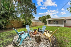 Property grounds - Cozy Coastal Holiday Hideaway (Jupiter)