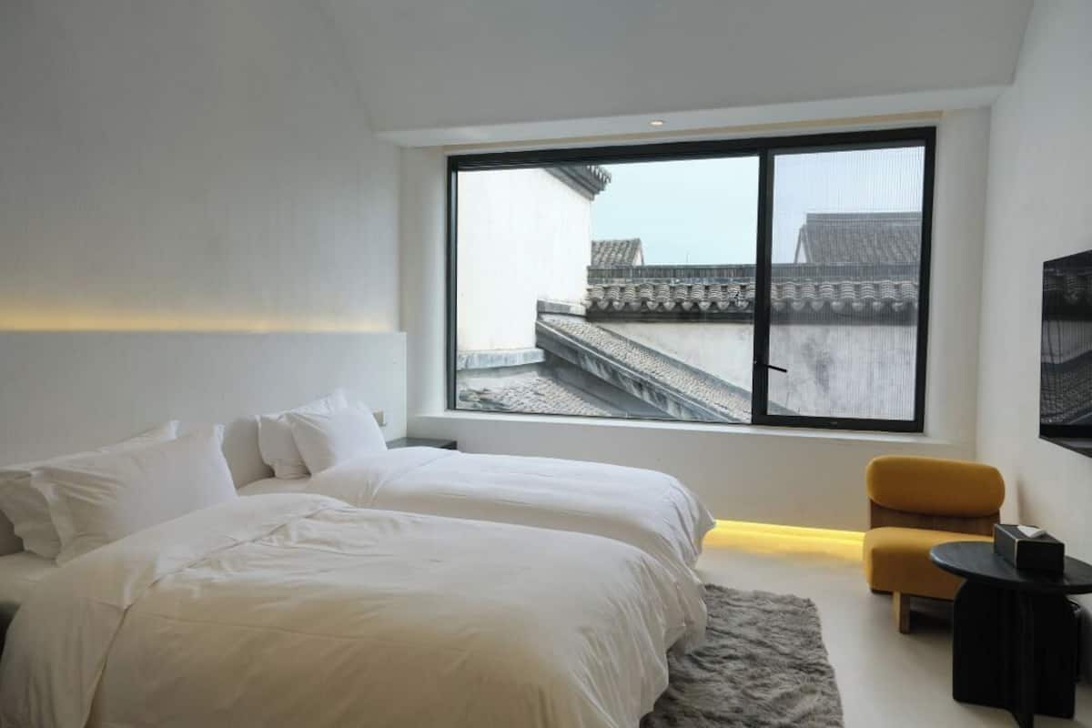 Basic Twin Room | Desk, laptop workspace, free WiFi
