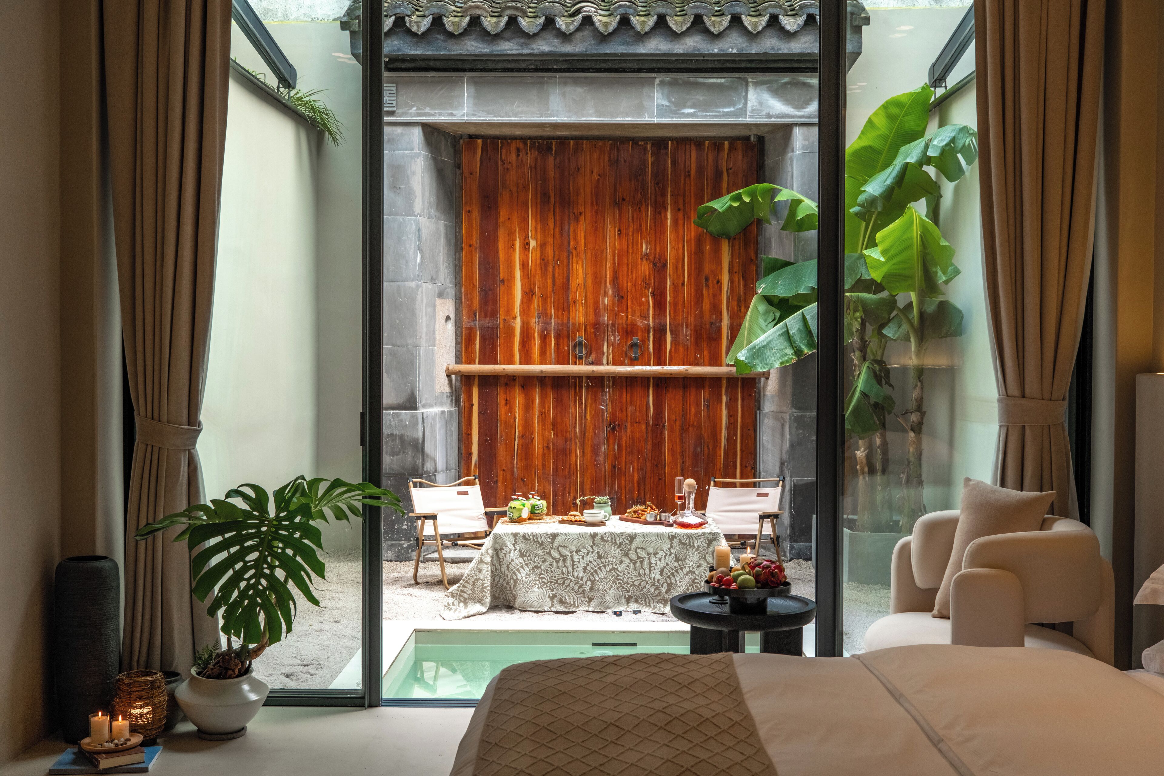 Escritorio, espacio para trabajar con laptop y wifi gratis 