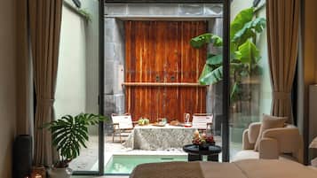 Deluxe tweepersoonskamer, uitzicht op de binnenplaats | Een bureau, een laptopwerkplek, gratis wifi