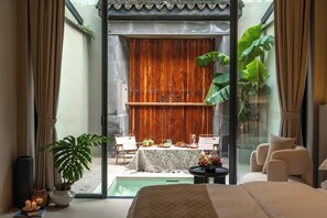 Phòng đôi Deluxe, quang cảnh sân vườn | Bàn, khu vực làm việc phù hợp cho laptop 