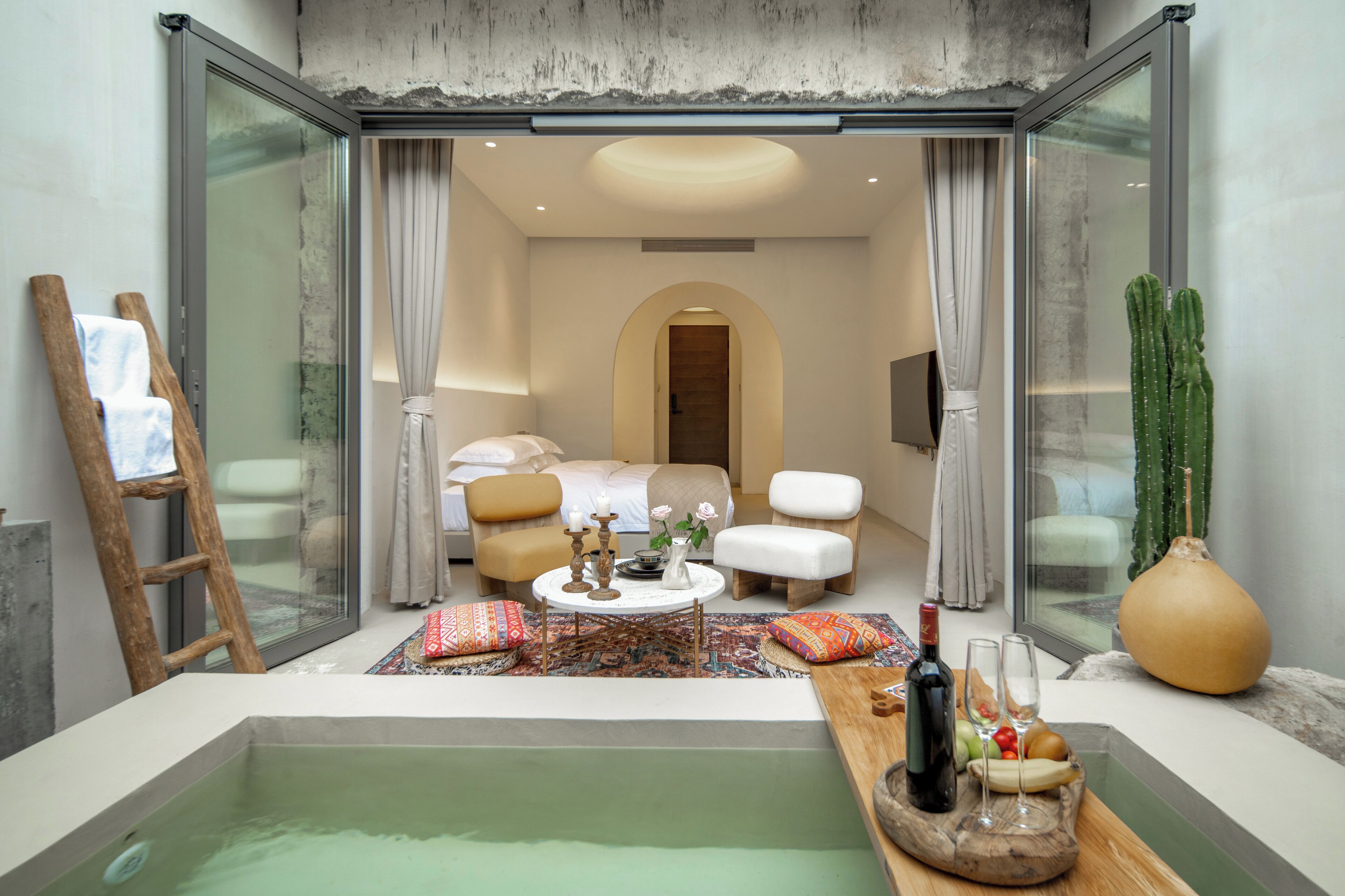 Escritorio, espacio para trabajar con laptop y wifi gratis 