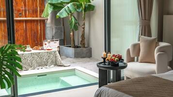 Deluxe Double Room, Courtyard View | Desk, laptop workspace, free WiFi