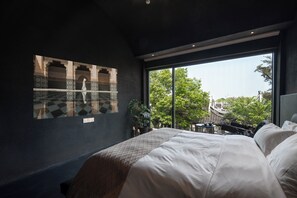 Phòng đôi phong cách cổ điển, quang cảnh đồi núi | Bàn, khu vực làm việc phù hợp cho laptop 