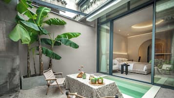 Deluxe tweepersoonskamer, uitzicht op de binnenplaats | Een bureau, een laptopwerkplek, gratis wifi