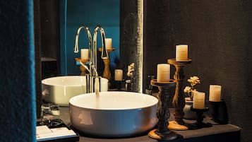 Klassieke tweepersoonskamer, uitzicht op heuvels | Badkamer | Een haardroger, handdoeken, zeep, shampoo