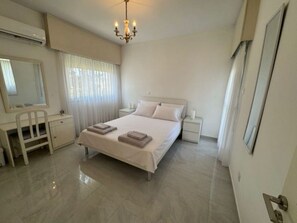 3 bedrooms, iron/ironing board, WiFi, bed sheets