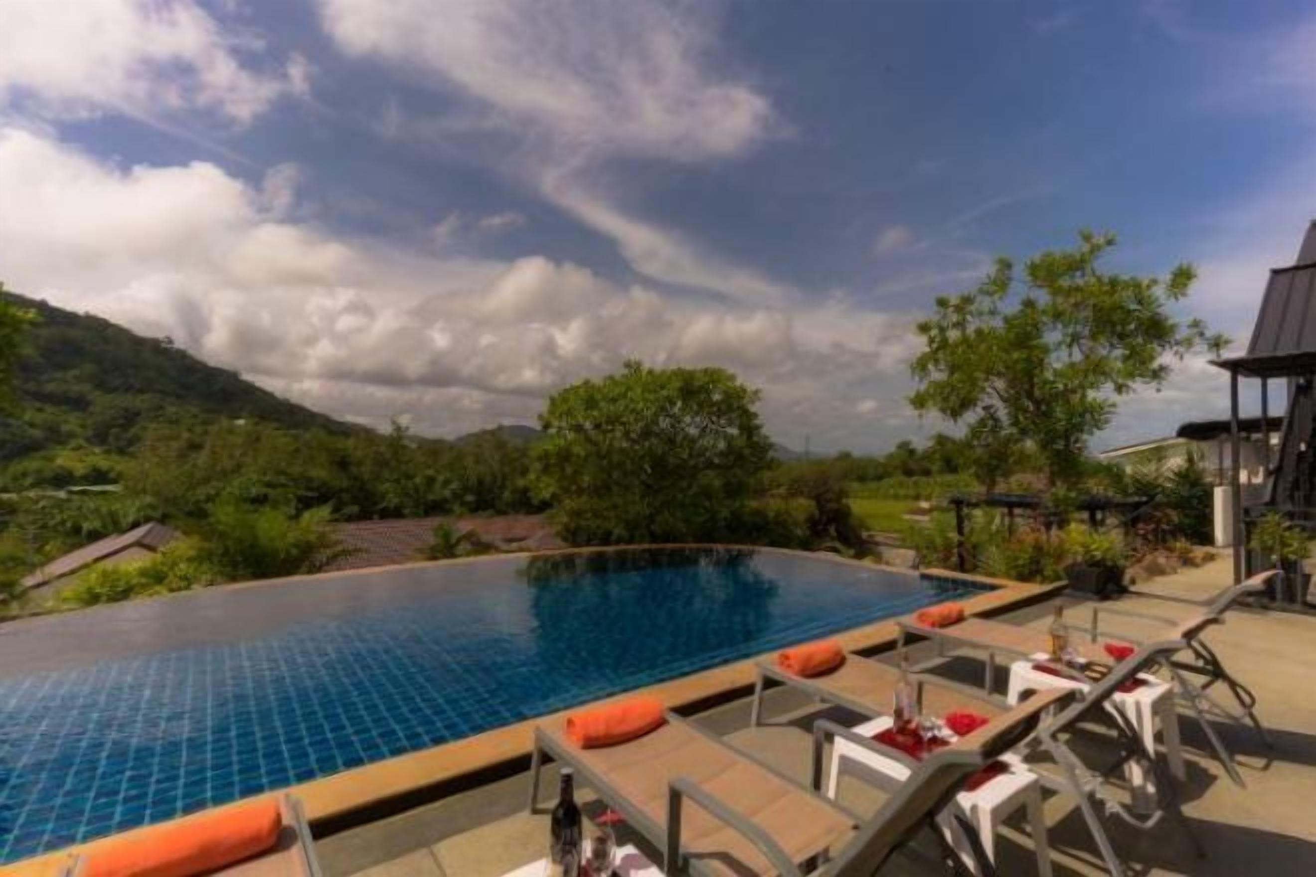 สระว่ายน้ำกลางแจ้ง