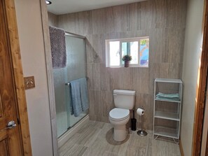 Een douche, een haardroger, handdoeken, zeep