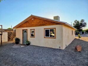 Exterior - Charming 2-bedroom farmhouse between Albuquerque and Santa Fe. (Bernalillo)