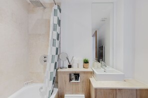 Douche, sèche-cheveux, serviettes fournies