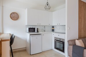 Réfrigérateur, four à micro-ondes, un four, surface de cuisson