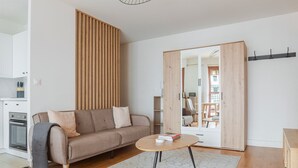 Un salon moderne avec un canapé, une table basse et une cloison en bois.