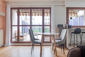 Dining - Blueground | Saint-Georges, terrace, nr Sacré-Cœur (Paris)