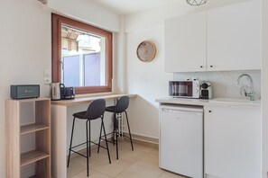Een koelkast, een microgolfoven, een oven, een kookplaat