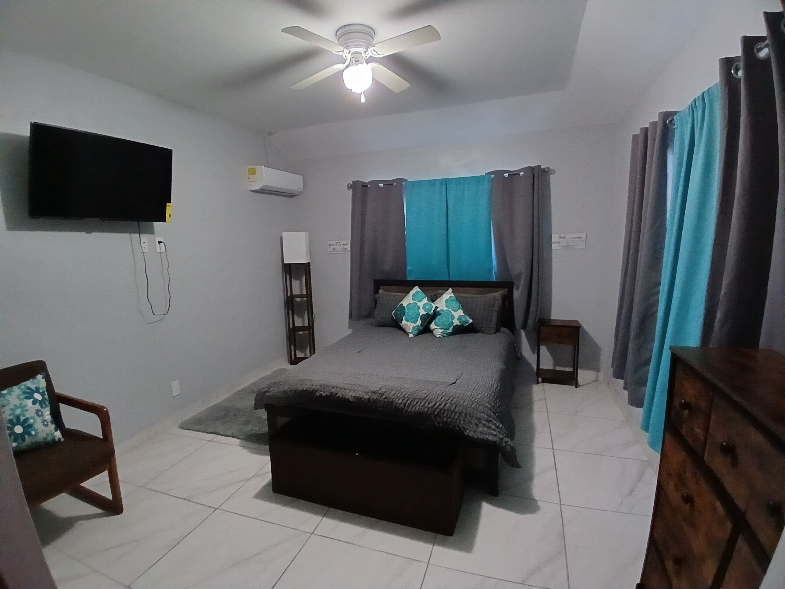 Tabla de planchar con plancha, wifi y ropa de cama 