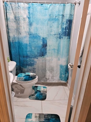 Hårtørrer, håndklæder, Sæbe, Toiletpapir