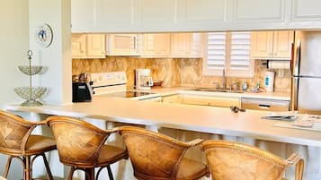 Geschirrspüler, Wasserkocher mit Kaffee-/Teezubehör