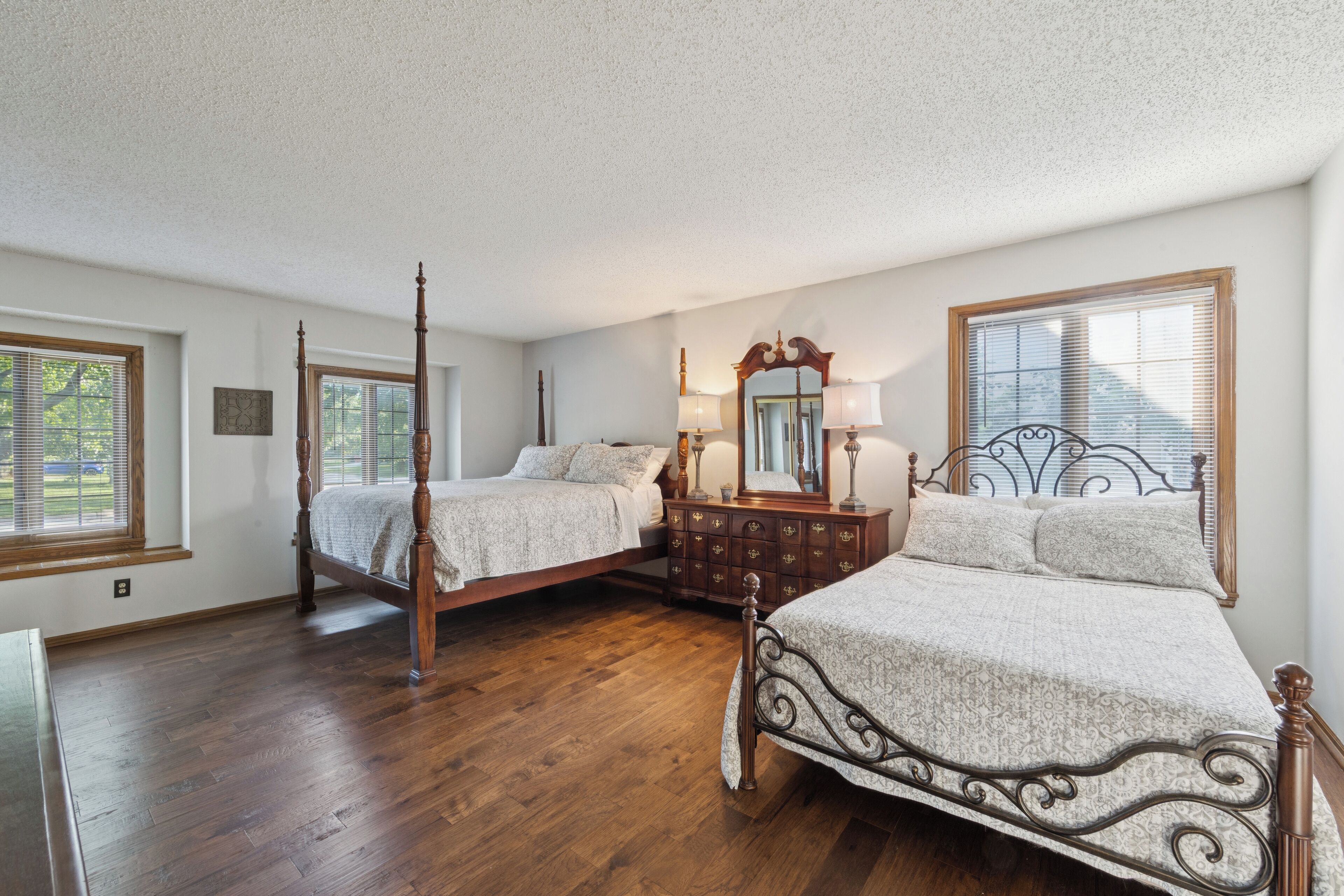 6 bedrooms, desk, iron/ironing board, free WiFi