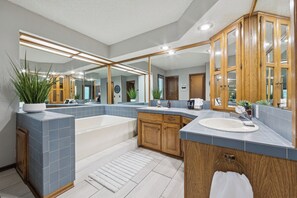 Douche, baignoire à jets, sèche-cheveux, serviettes fournies