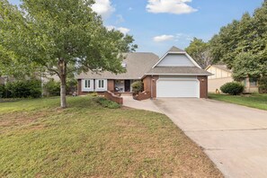 Exterior - Spacious House - Fire Pit- Pool Table -Arcade Games- Sleeps up to 16 (Wichita)