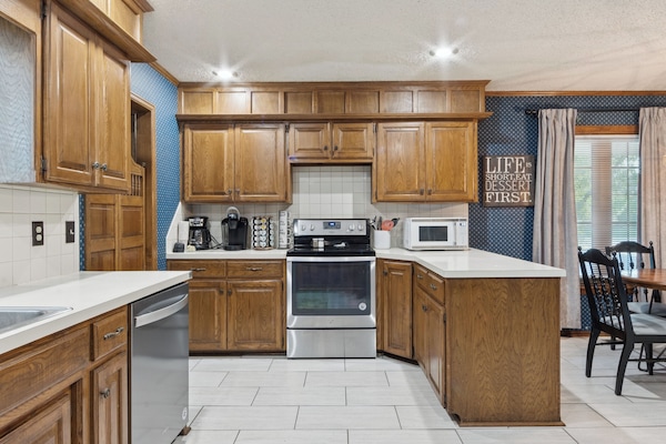 Microondas, horno, placa de cocina y lavavajillas