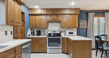 Spacious House - Fire Pit- Pool Table -Arcade Games- Sleeps up to 16