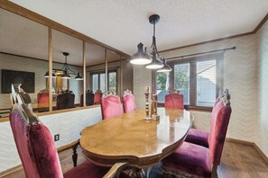 Dining - Spacious House - Fire Pit- Pool Table -Arcade Games- Sleeps up to 16 (Wichita)