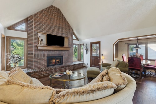 Spacious House - Fire Pit- Pool Table -Arcade Games- Sleeps up to 16