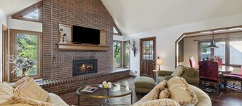 Spacious House - Fire Pit- Pool Table -Arcade Games- Sleeps up to 16