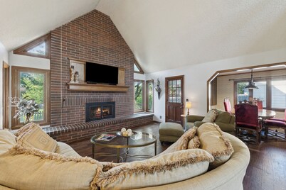 Spacious House - Fire Pit- Pool Table -Arcade Games- Sleeps up to 16