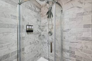 Shower, hair dryer, towels, soap - The Enchanted Forest Retreat (Thornton)
