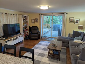 Living area - 4-bedroom house in Ithaca, 5 min from Cornell Graduation (Ithaca)