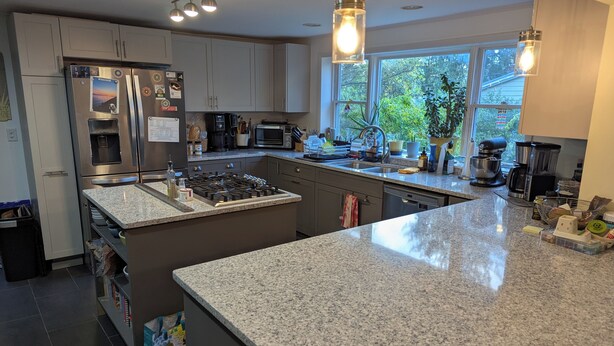 A modern kitchen with granite countertops, stainless steel appliances, and a large island. - 4-bedroom house in Ithaca, 5 min from Cornell Graduation (Ithaca)