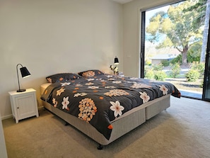 3 bedrooms, iron/ironing board, Internet, bed sheets - Stylish New 3bedroom 2 1/2 bathroom townhouse, garage, parking, internet (Gowrie)